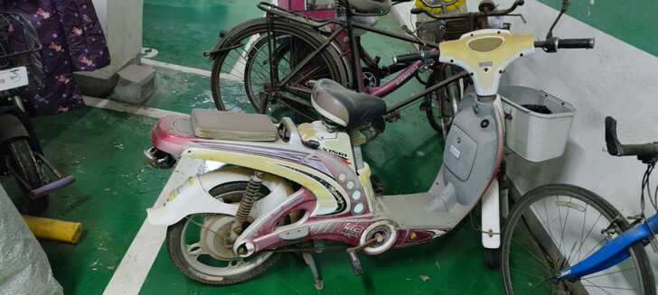 新日电动车一辆，轮胎新的胎毛还在，座椅无破...