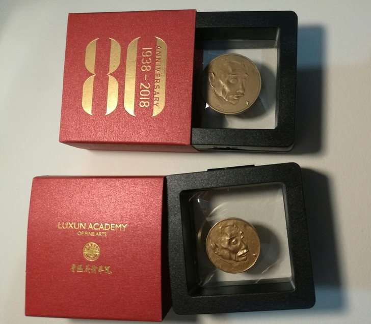 鲁迅徽章  像章 纪念章！