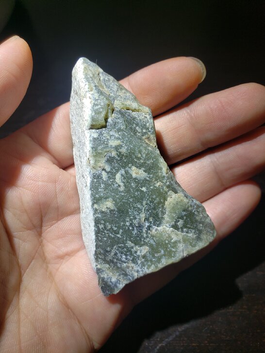 河磨玉原石，河磨玉小籽料，重65克，喜欢可...