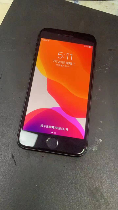 苹果8，灰色64G，美版已经黑解，两网插卡...