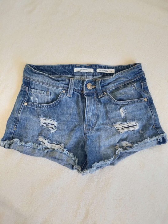 女牛仔短裤，裤长31cm，腰围72cm，臀...