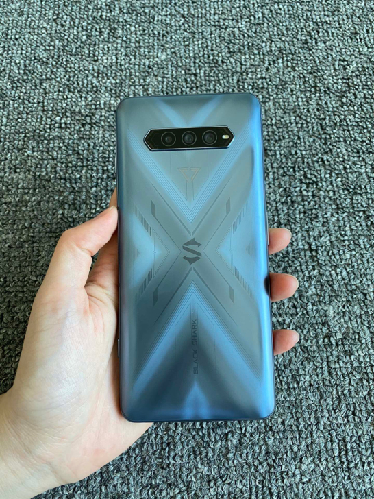 黑鲨4pro ，12+256G 99新，机...