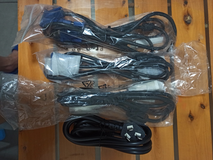 台式机电源线一条  5块，DVI线一条  ...