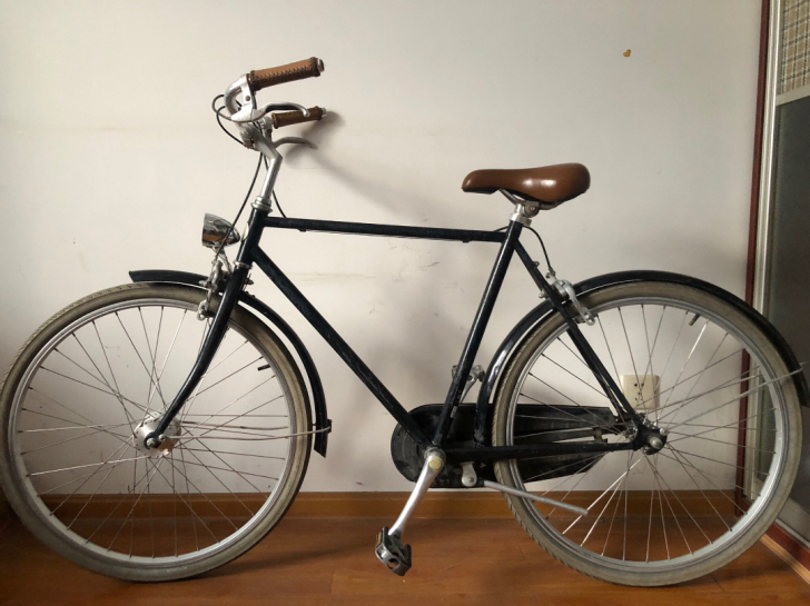 永久牌自行车,购入之后一直用于摄影拍摄,基...