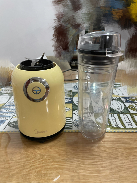 美的搅拌机，榨汁杯。自带便携杯！没用过几次...