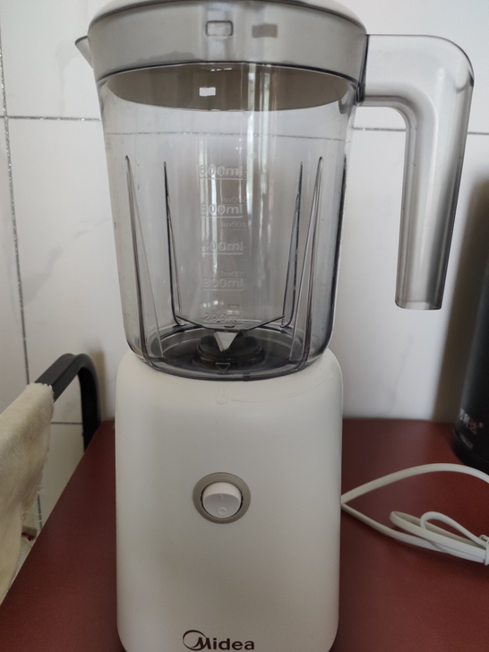 全新美的榨汁机，榨果汁做辅食什么的都可以。