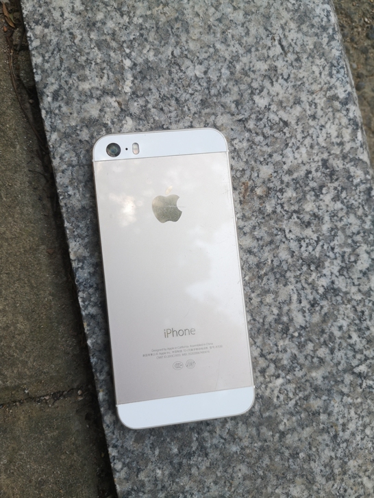 苹果5s a1530，开机屏好无ID，有锁...