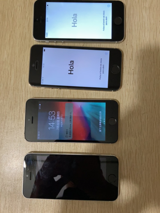 苹果5s  都可以开机，两个有id，一个卡...