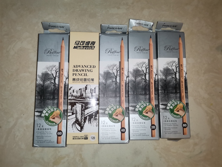 一些铅笔便宜出售 每一盒都有使用过 里面的...