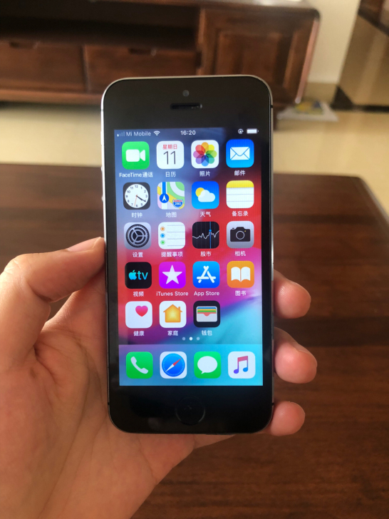 99新二手黑色苹果iPhone 5s学生机...