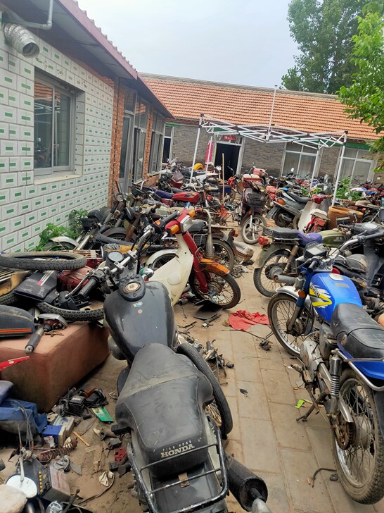 300辆摩托车，各种各样的都有，国产的，进...