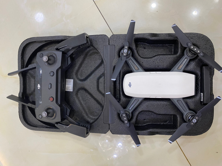 大疆无人机套装，有遥控器，2个电池，飞了几...