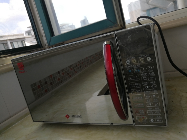 格兰仕微波炉。自家使用，干净无油渍。门是镜...