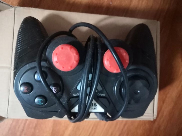 游戏手柄，两个，有线版，可连接电脑，电视哟...