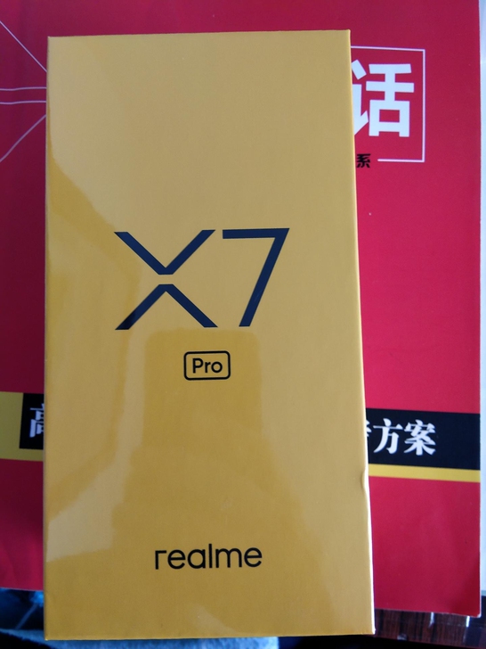 在手机店里买来送给妈妈的，妈妈嫌贵没舍得要...