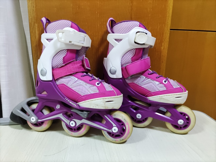 Oxelo轮滑鞋,赠送护膝护肘护手轮滑桩轮...