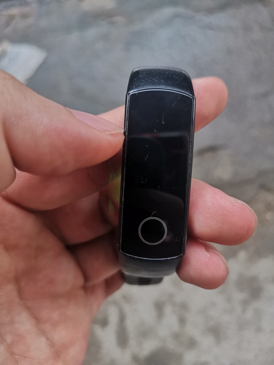 荣耀手环5  NFC版，屏幕有轻微划痕，功...
