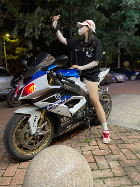 宝马s1000rr机车展览 美女帅哥租车拍...