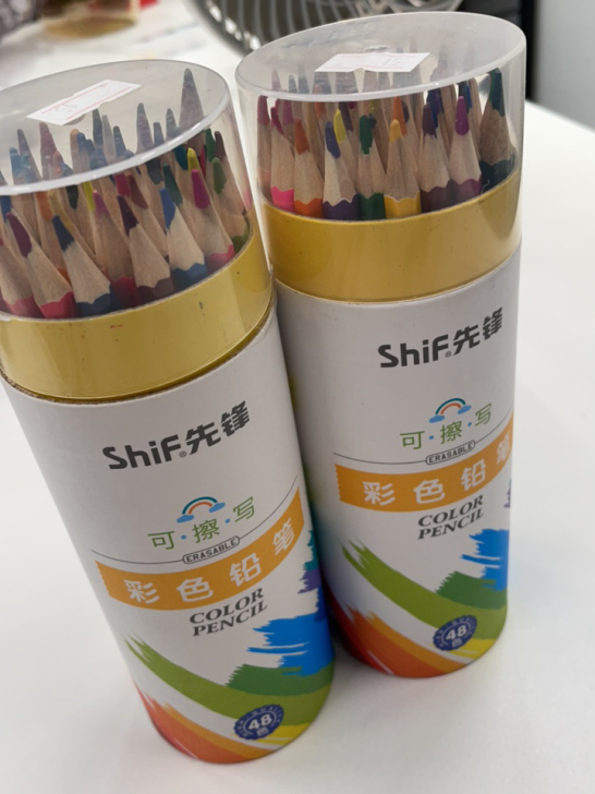 彩色铅笔两盒，48色。用来画了一副画，几乎...