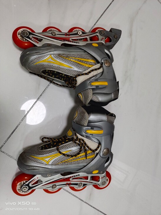 九成新旱冰鞋，只穿过一次，就是放久了上面有...