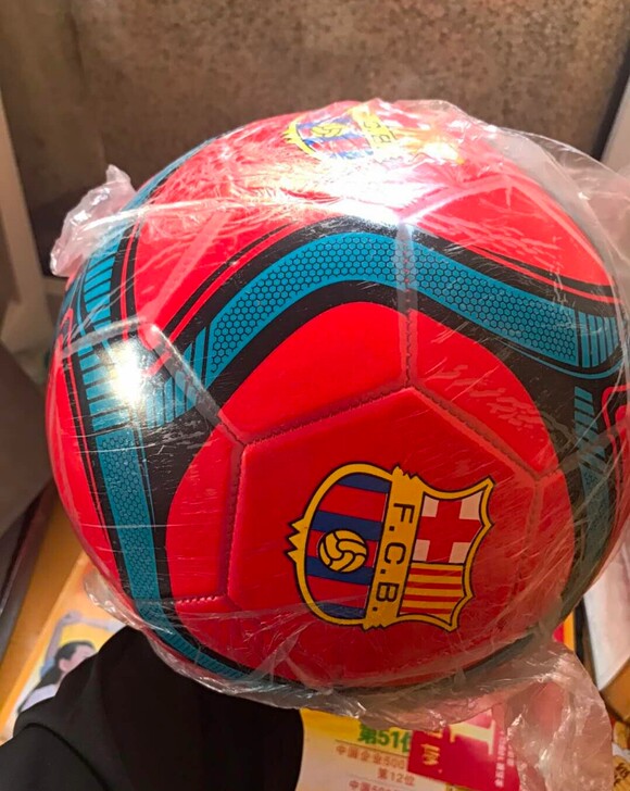 捡漏转卖足球5号红色巴萨足球，学校做活动买...