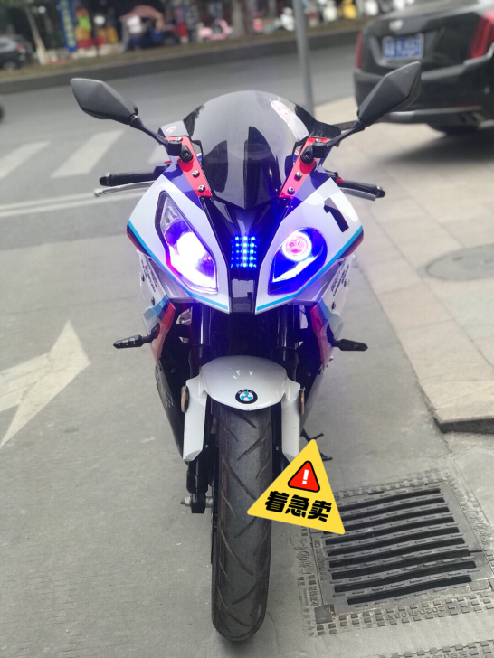 小忍者跑车，宝雕双r摩托车，重型机车，行驶...
