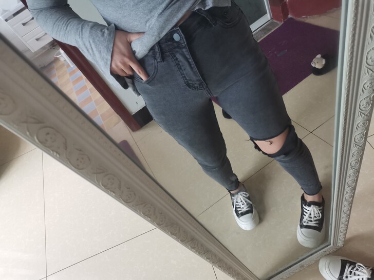 烟灰色的破洞小脚牛仔裤，裤子非常非常软，牛...