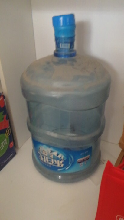 图一水桶15升1个，15元，图二7.5升4...