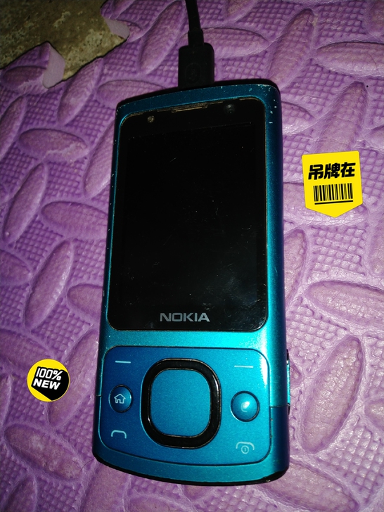 11年前的划盖诺基亚手机。