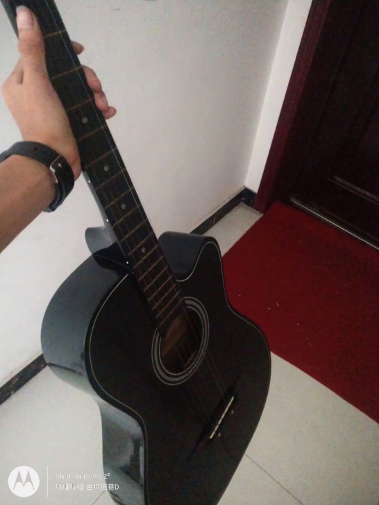 出售小吉他一枚～