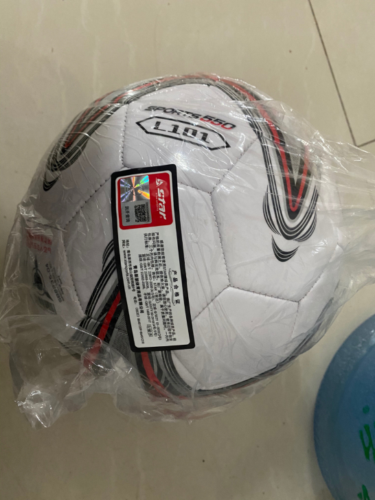 公司足球队解散，原价55元的足球，只要40...