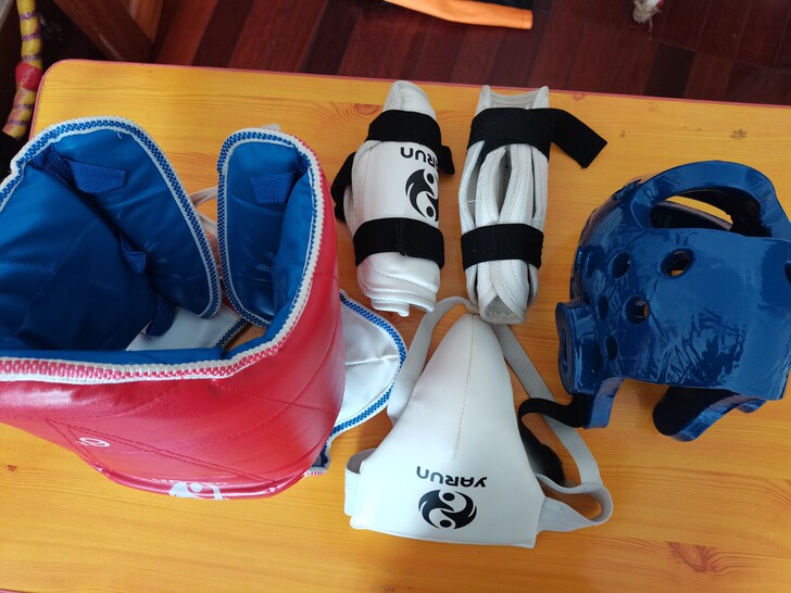孩子的跆拳道护具便宜处理了，购买时100多...