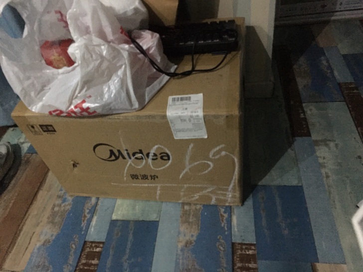 美的 微波炉 全新 一直放在家里当凳子用...