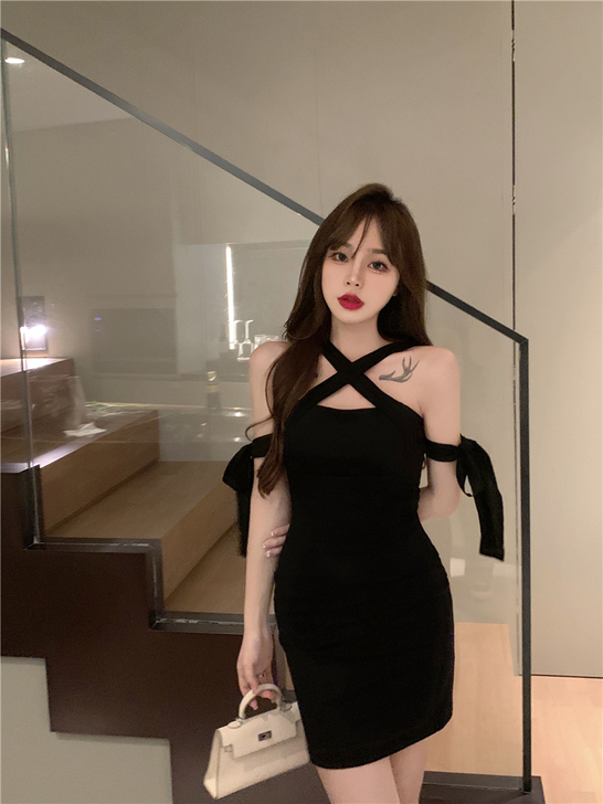 设计感黑色交叉挂脖吊带连衣裙女2021夏新...