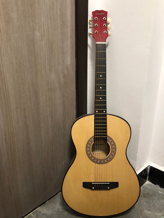 民谣吉他 吉他一把.还有吉他谱一本可更换炫...