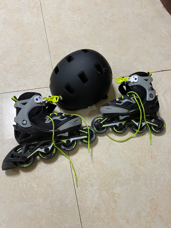迪卡侬入轮滑头盔和轮滑鞋。