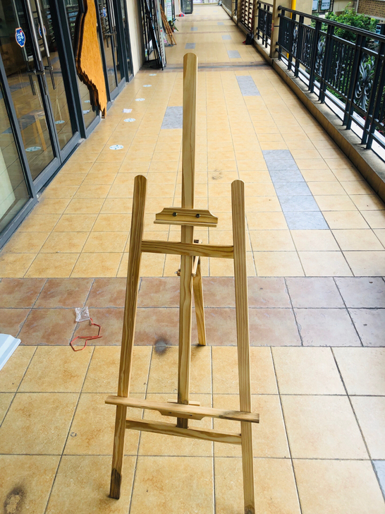 美术班专用画架10张（架子和画板一套）。