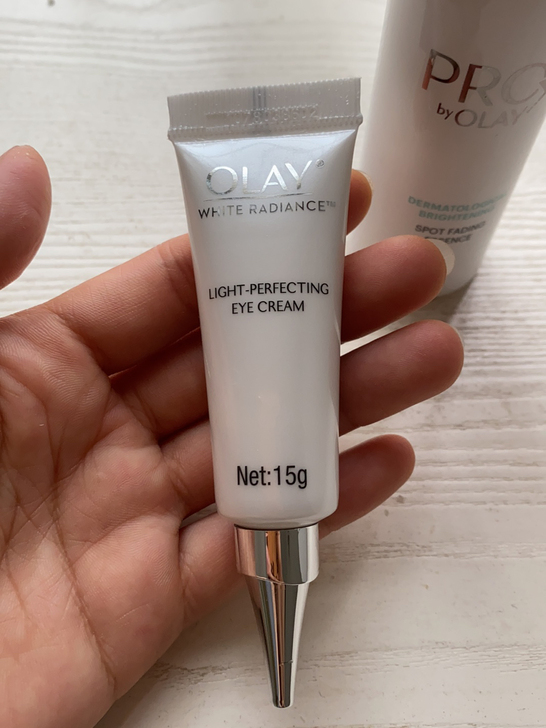 olay的靓白眼霜，在专柜搭着精华一起买的...