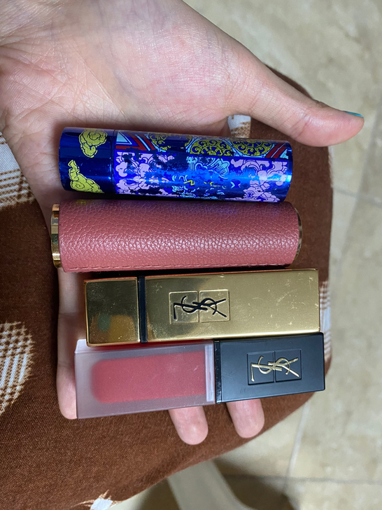 又在包里翻出四只口红  都出掉 口红太多了