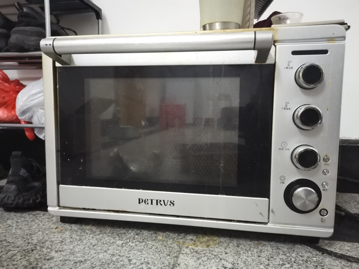 柏翠烤箱，用了一段有时间了，烤箱下面4个腿...