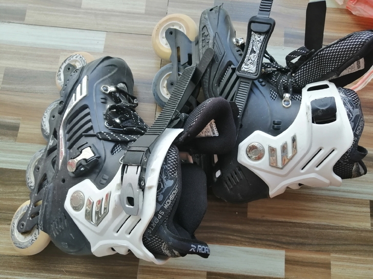 一折出售九成新轮滑鞋溜冰鞋，五百只要五十