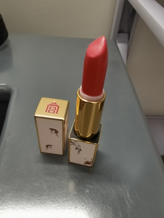 宫品牌口红，打开只试了一下颜色，这个颜色不...