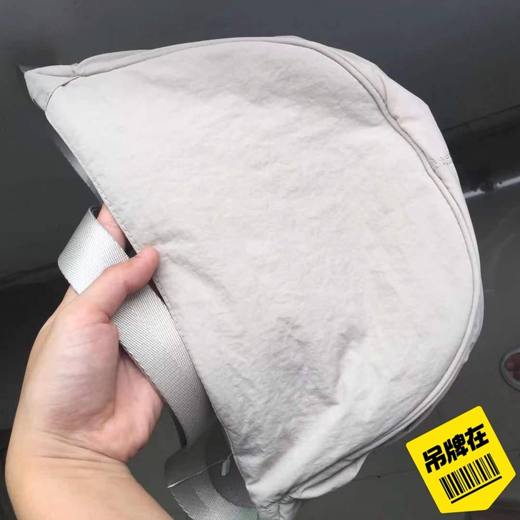 【全新】饺子包435044斜挎包U家试衣间...