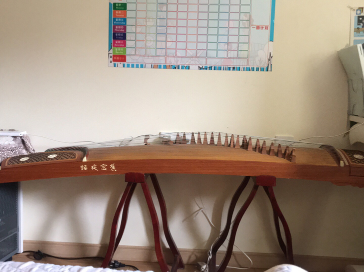 鑫艺的古筝，旁边都有音标，没有磨损，可以放...