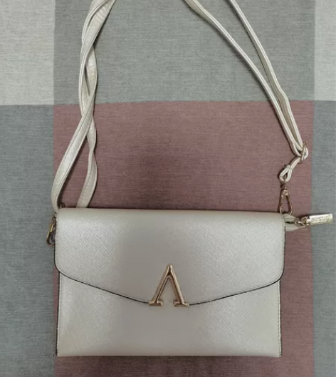 单肩斜挎都可以，可调节包包，磁扣式。 感兴...