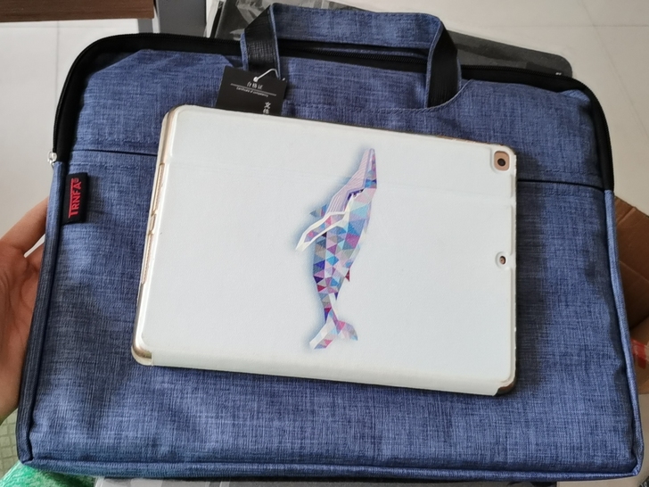 手提包，全新，装a4文件，平板电脑等，里面...