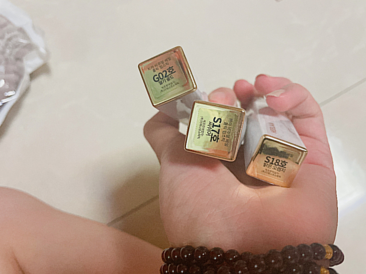 韩国品牌heelaa。 6只口红打包卖。都...