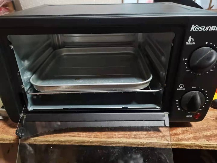 九成新烤箱，容量12升，烤盘都在，详情私信...