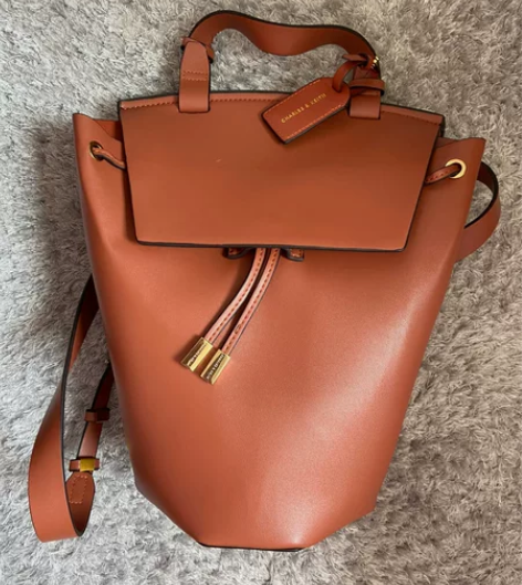 【全新】 小ck双肩包 扣式调节的背带，方...