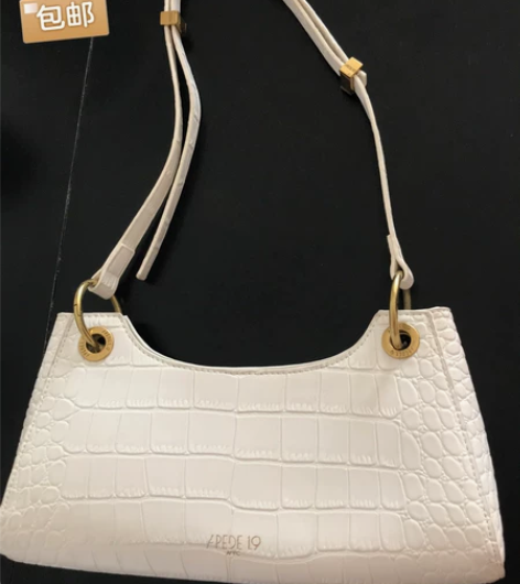 白色腋下包！ 包包上边花纹很有质感，皮质还...
